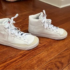 Youth size 2 1/2 Nike Blazers Unisex